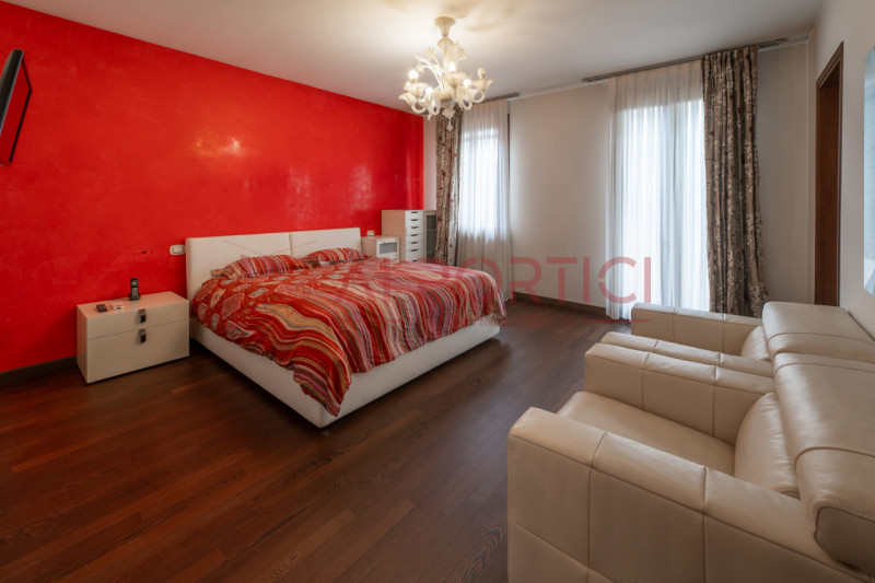 SANT'ANGELO DI PIOVE DI SACCO - In posizione centrale, proponiamo una splendida VILLA SINGOLA imm...