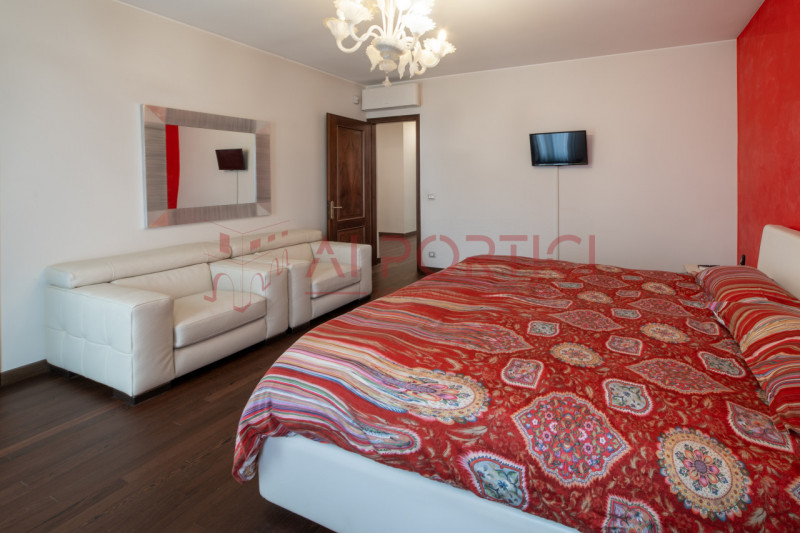 SANT'ANGELO DI PIOVE DI SACCO - In posizione centrale, proponiamo una splendida VILLA SINGOLA imm...
