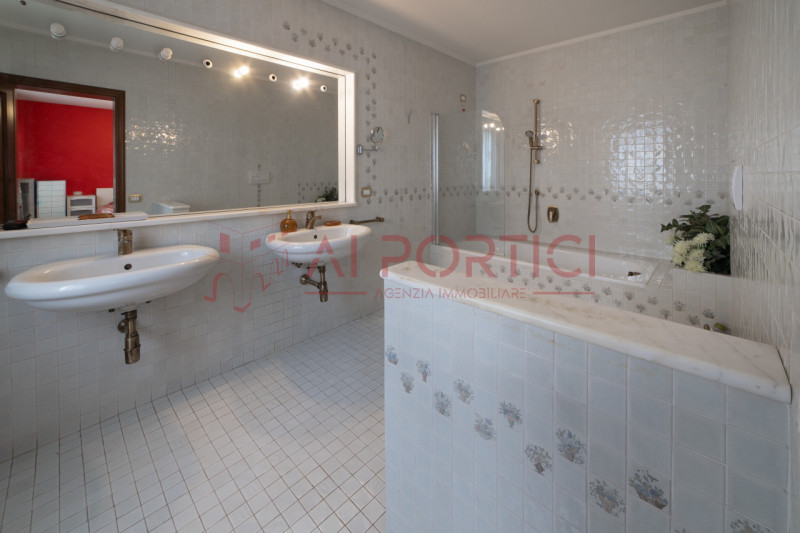 SANT'ANGELO DI PIOVE DI SACCO - In posizione centrale, proponiamo una splendida VILLA SINGOLA imm...