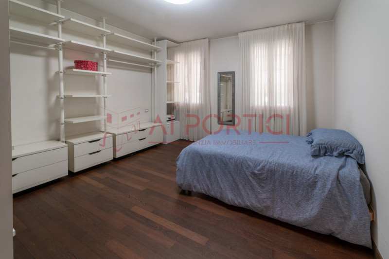 SANT'ANGELO DI PIOVE DI SACCO - In posizione centrale, proponiamo una splendida VILLA SINGOLA imm...