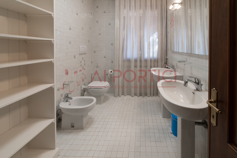 SANT'ANGELO DI PIOVE DI SACCO - In posizione centrale, proponiamo una splendida VILLA SINGOLA imm...