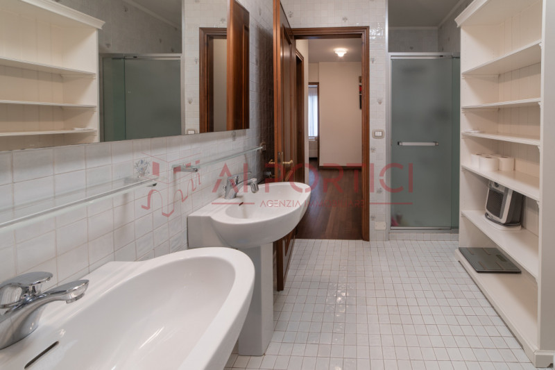 SANT'ANGELO DI PIOVE DI SACCO - In posizione centrale, proponiamo una splendida VILLA SINGOLA imm...