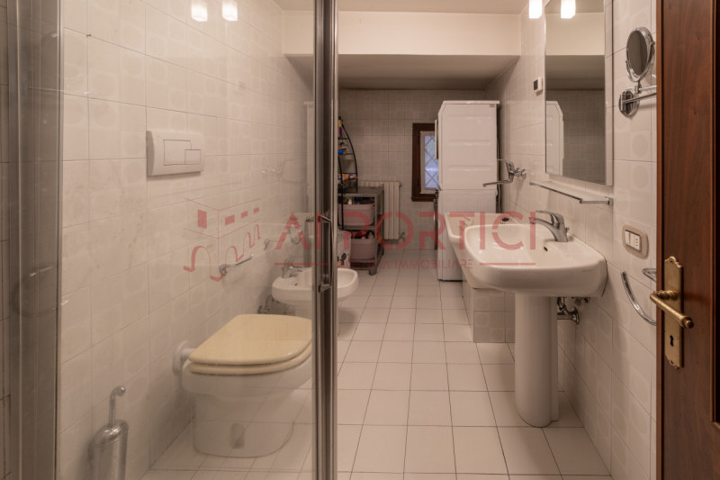 SANT'ANGELO DI PIOVE DI SACCO - In posizione centrale, proponiamo una splendida VILLA SINGOLA imm...