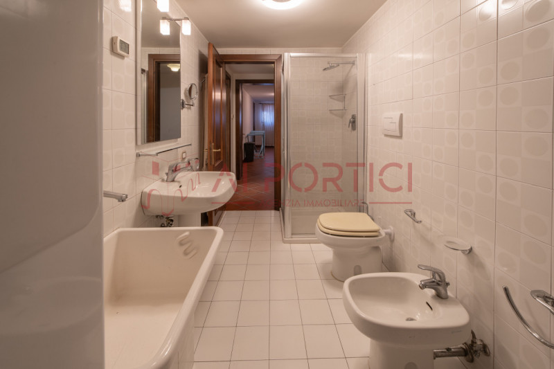 SANT'ANGELO DI PIOVE DI SACCO - In posizione centrale, proponiamo una splendida VILLA SINGOLA imm...