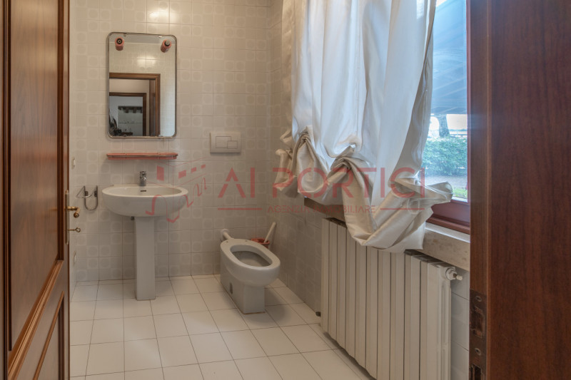 SANT'ANGELO DI PIOVE DI SACCO - In posizione centrale, proponiamo una splendida VILLA SINGOLA imm...