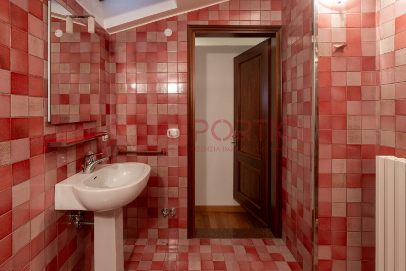 SANT'ANGELO DI PIOVE DI SACCO - In posizione centrale, proponiamo una splendida VILLA SINGOLA imm...