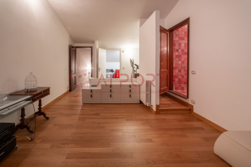 SANT'ANGELO DI PIOVE DI SACCO - In posizione centrale, proponiamo una splendida VILLA SINGOLA imm...