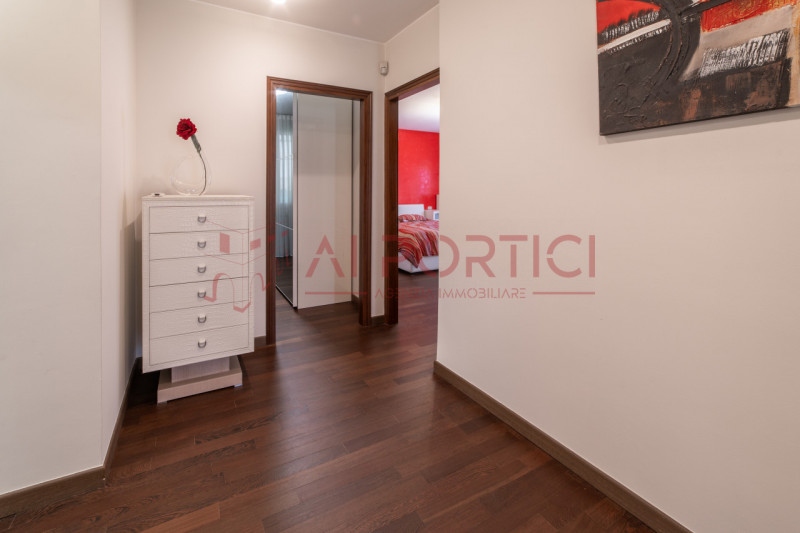 SANT'ANGELO DI PIOVE DI SACCO - In posizione centrale, proponiamo una splendida VILLA SINGOLA imm...