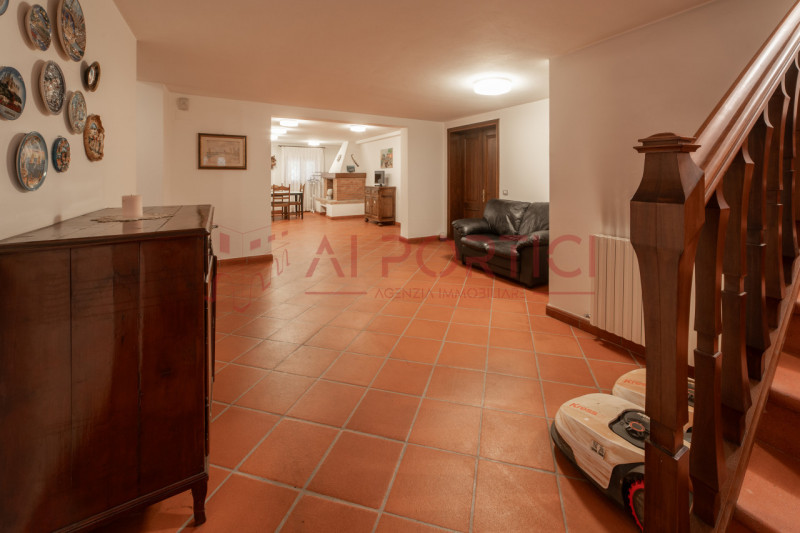 SANT'ANGELO DI PIOVE DI SACCO - In posizione centrale, proponiamo una splendida VILLA SINGOLA imm...