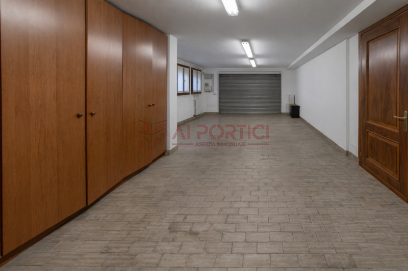 SANT'ANGELO DI PIOVE DI SACCO - In posizione centrale, proponiamo una splendida VILLA SINGOLA imm...