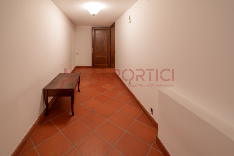 SANT'ANGELO DI PIOVE DI SACCO - In posizione centrale, proponiamo una splendida VILLA SINGOLA imm...