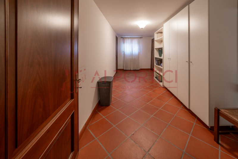 SANT'ANGELO DI PIOVE DI SACCO - In posizione centrale, proponiamo una splendida VILLA SINGOLA imm...
