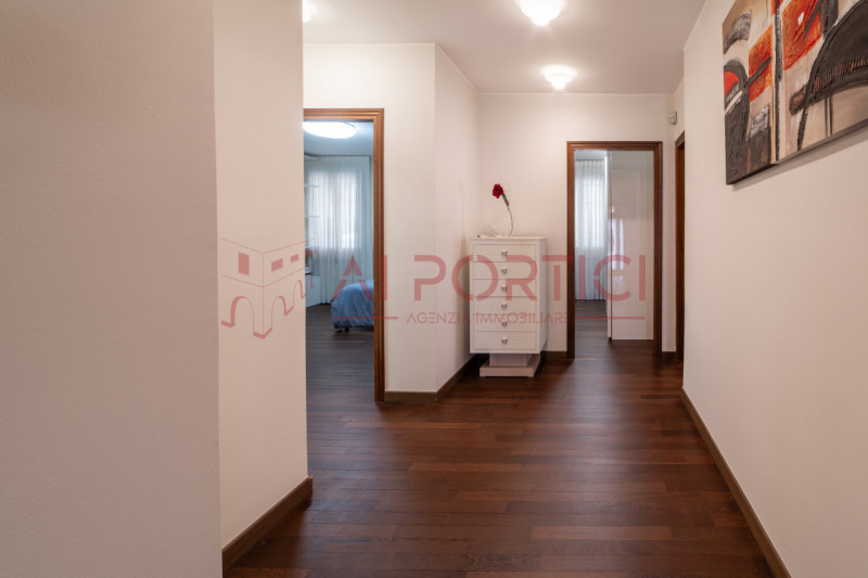 SANT'ANGELO DI PIOVE DI SACCO - In posizione centrale, proponiamo una splendida VILLA SINGOLA imm...