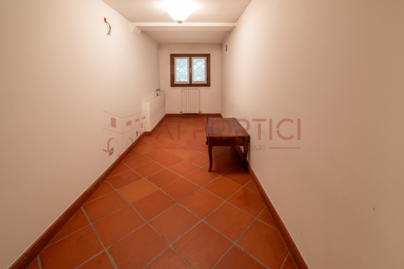 SANT'ANGELO DI PIOVE DI SACCO - In posizione centrale, proponiamo una splendida VILLA SINGOLA imm...