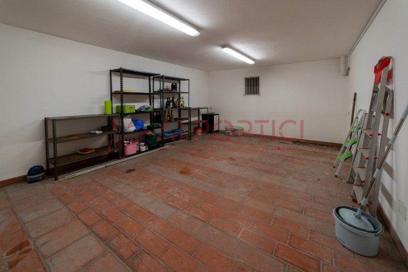 SANT'ANGELO DI PIOVE DI SACCO - In posizione centrale, proponiamo una splendida VILLA SINGOLA imm...