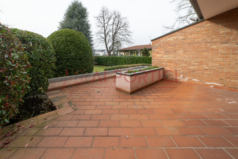 SANT'ANGELO DI PIOVE DI SACCO - In posizione centrale, proponiamo una splendida VILLA SINGOLA imm...