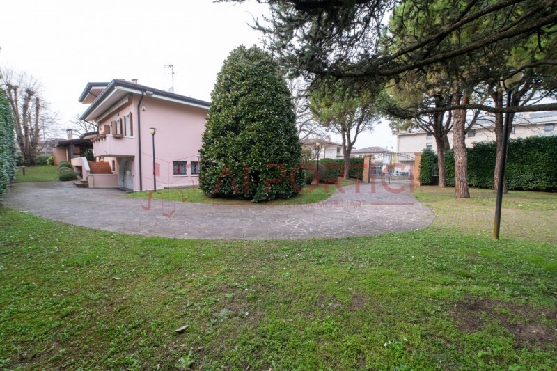 SANT'ANGELO DI PIOVE DI SACCO - In posizione centrale, proponiamo una splendida VILLA SINGOLA imm...