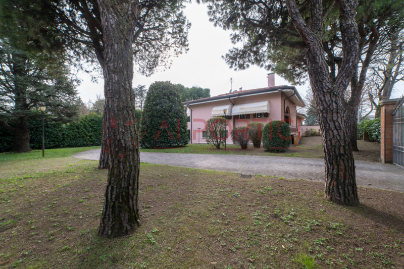 SANT'ANGELO DI PIOVE DI SACCO - In posizione centrale, proponiamo una splendida VILLA SINGOLA imm...