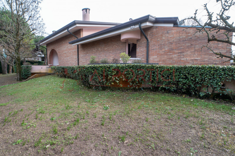 SANT'ANGELO DI PIOVE DI SACCO - In posizione centrale, proponiamo una splendida VILLA SINGOLA imm...