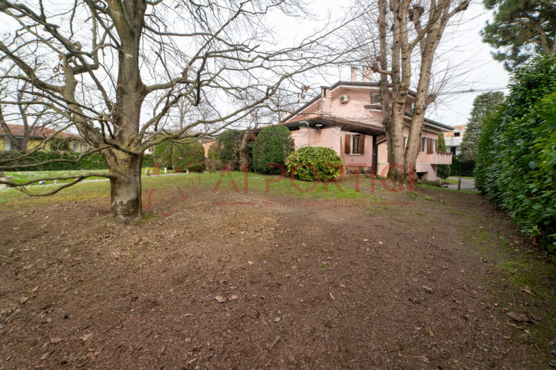 SANT'ANGELO DI PIOVE DI SACCO - In posizione centrale, proponiamo una splendida VILLA SINGOLA imm...