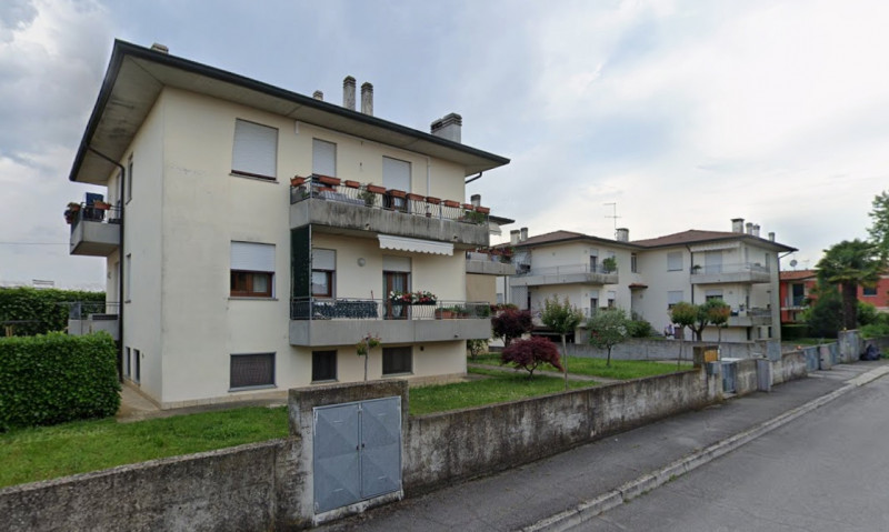 Proponiamo in vendita un grazioso mini appartamento a Camisano Vicentino, inserito in un curato c...