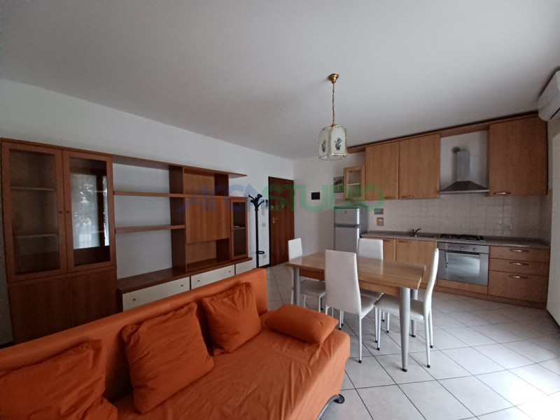 Vicenza - San Bortolo: in ottimo e ben abitato contesto condominiale, affittasi spazioso mini app...