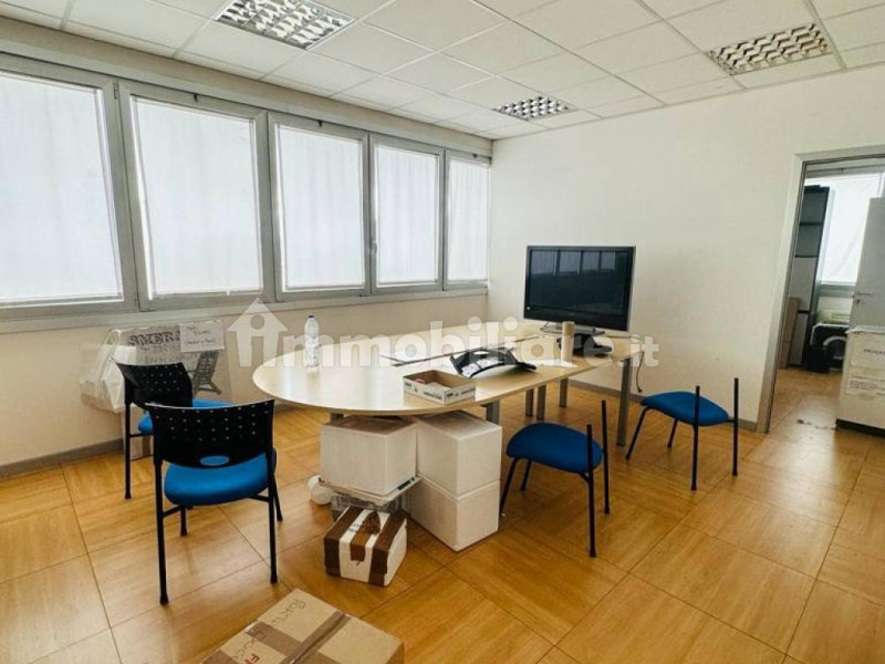 UFFICIO/AMBULATORIO IN AFFITTO A MASERA'

ZONA CENTRALE comoda ai principali servizi con ampia po...