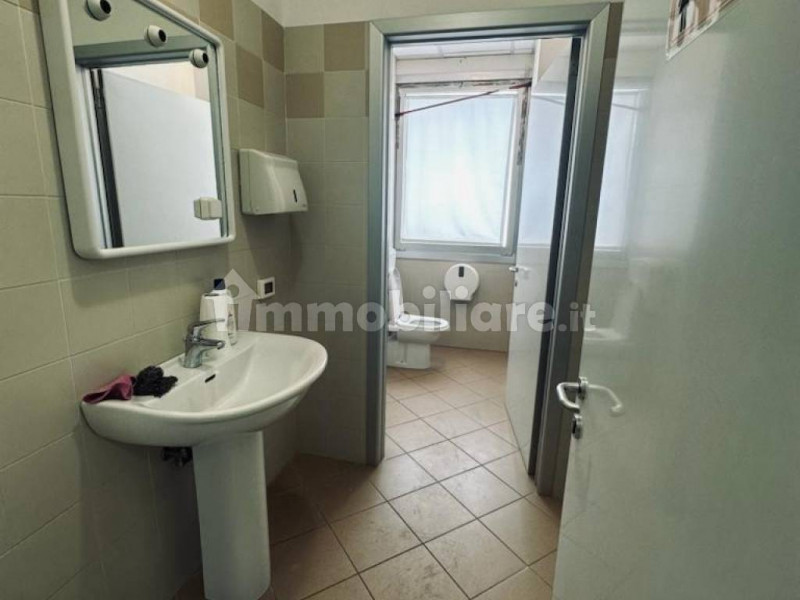 UFFICIO/AMBULATORIO IN AFFITTO A MASERA'

ZONA CENTRALE comoda ai principali servizi con ampia po...