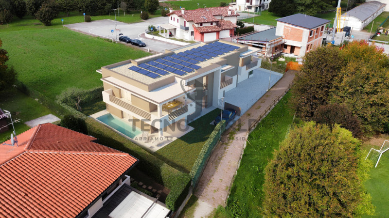 In una delle zone residenziali più esclusive di Villaverla, proponiamo in vendita due raffinati a...