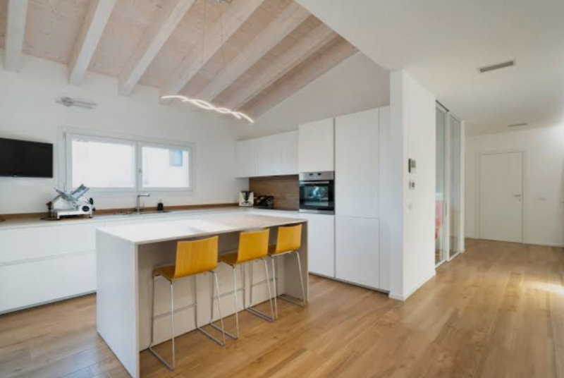 Scopri questa straordinaria villa contemporanea in vendita nel tranquillo comune di Sarmede, situ...