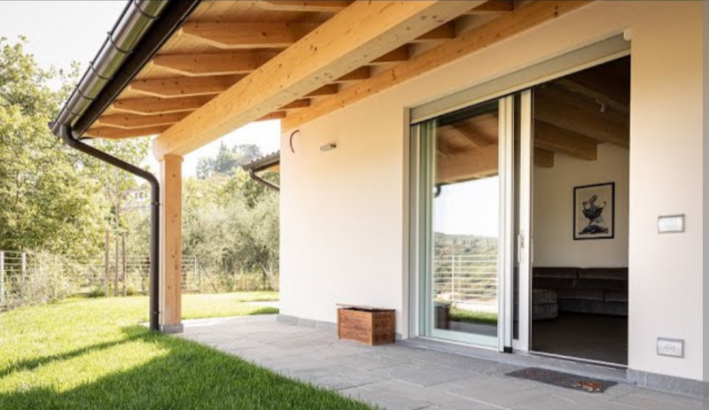 Scopri questa straordinaria villa contemporanea in vendita nel tranquillo comune di Sarmede, situ...