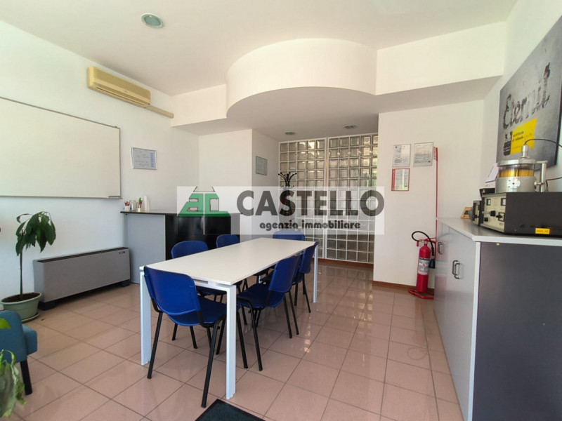 Limena Negozio al piano terra di circa 55mq, situato in vicolo chiuso con presenza di attività co...