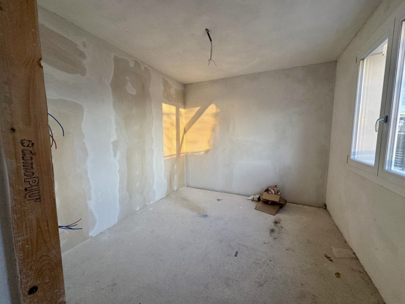 COMPOSIZIONE:
Proponiamo in vendita un appartamento di nuova costruzione situato al piano terra. ...