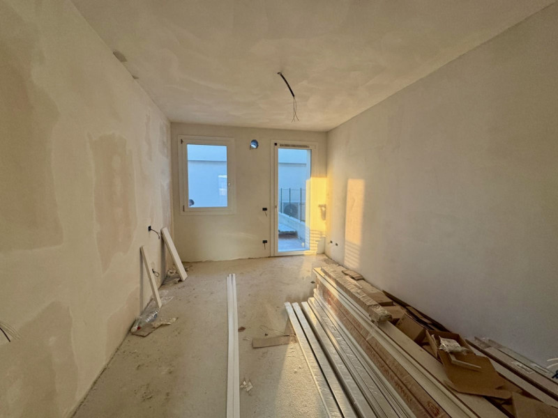 COMPOSIZIONE:
Proponiamo in vendita un appartamento di nuova costruzione situato al piano terra. ...