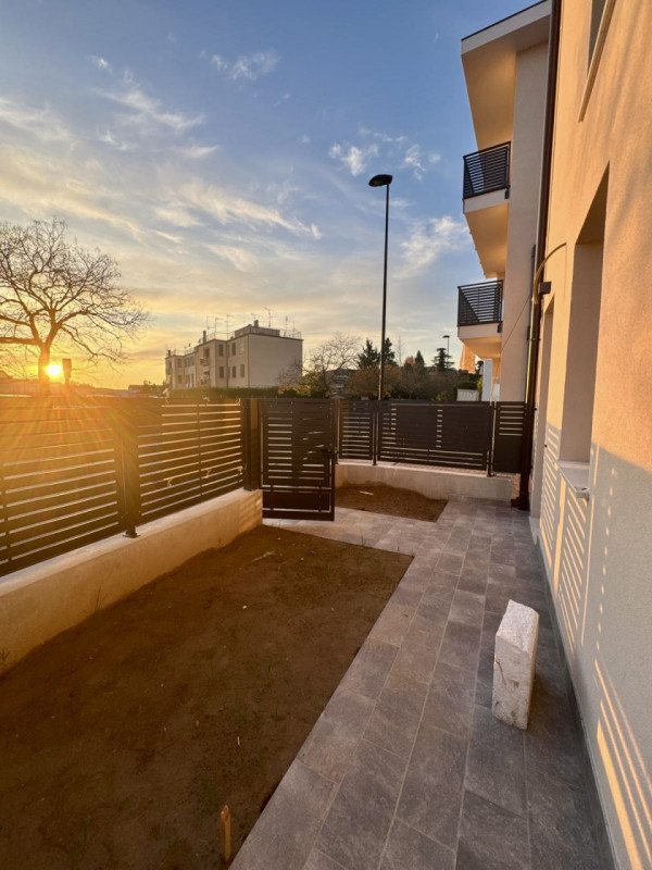 COMPOSIZIONE:
Proponiamo in vendita un appartamento di nuova costruzione situato al piano terra. ...