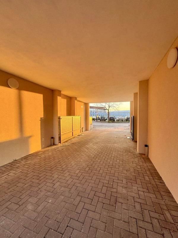 COMPOSIZIONE:
Proponiamo in vendita un appartamento di nuova costruzione situato al piano terra. ...