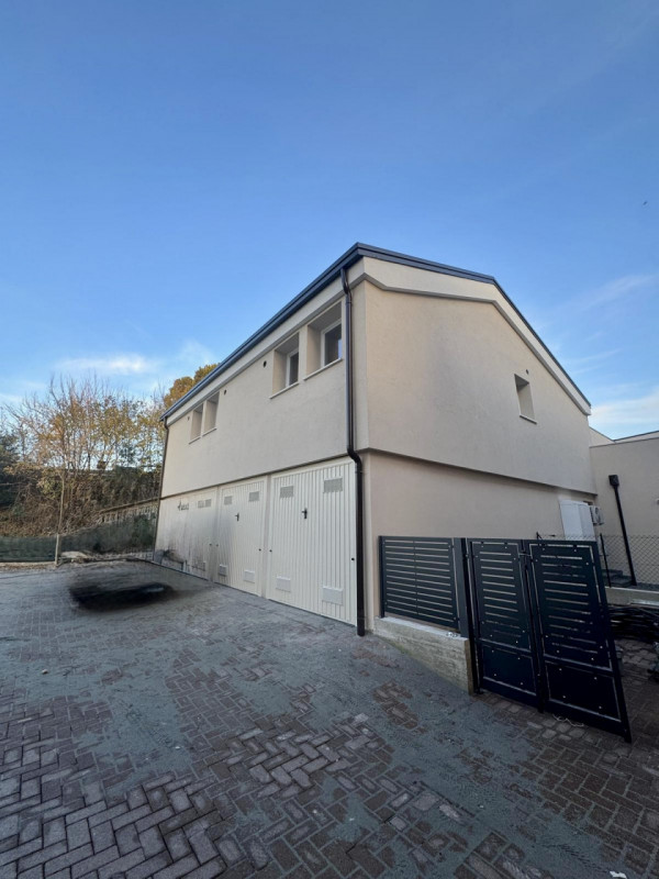 COMPOSIZIONE:
Proponiamo in vendita un appartamento di nuova costruzione situato al piano terra. ...