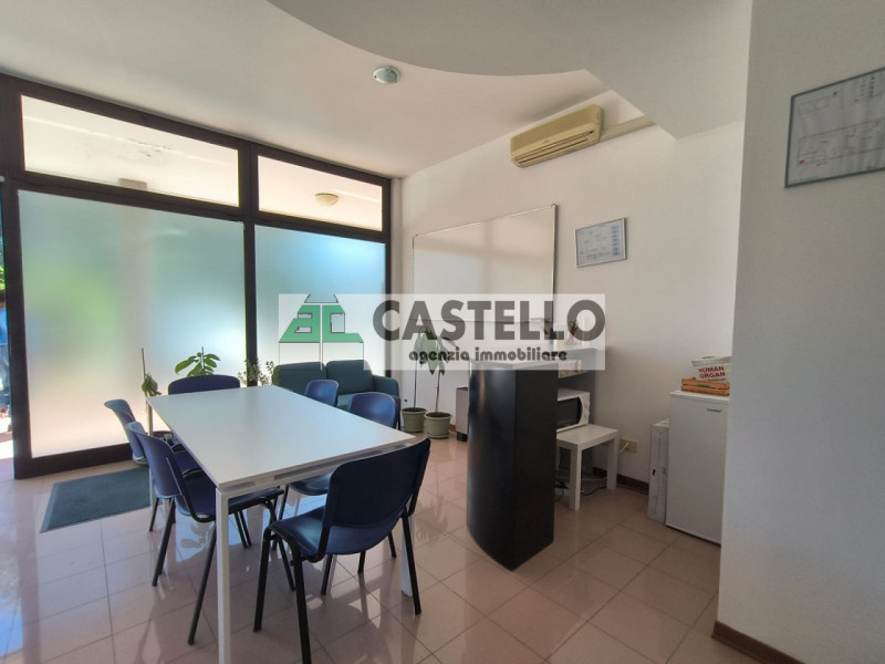 Limena Negozio al piano terra di circa 55mq, situato in vicolo chiuso con presenza di attività co...