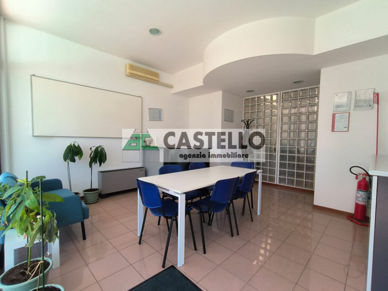 Limena Negozio al piano terra di circa 55mq, situato in vicolo chiuso con presenza di attività co...