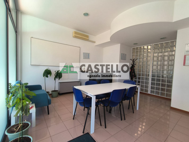 Limena Negozio al piano terra di circa 55mq, situato in vicolo chiuso con presenza di attività co...