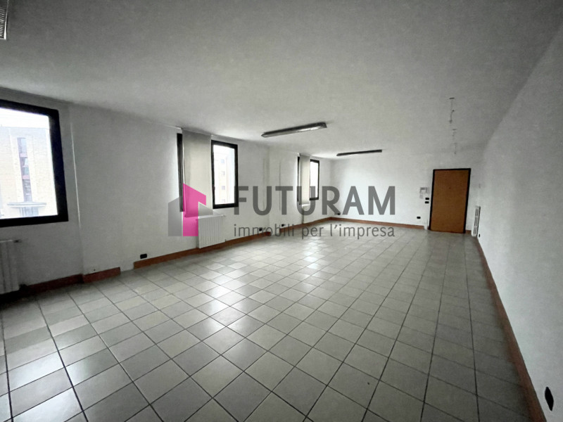 RIF: 128NM - PADOVA (CAMIN) - PER INFO 340 335 8378 - 0444/310220

Propongo in affitto un ufficio...
