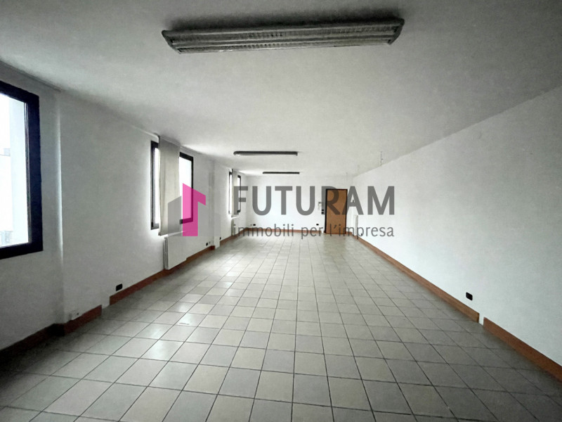 RIF: 128NM - PADOVA (CAMIN) - PER INFO 340 335 8378 - 0444/310220

Propongo in affitto un ufficio...