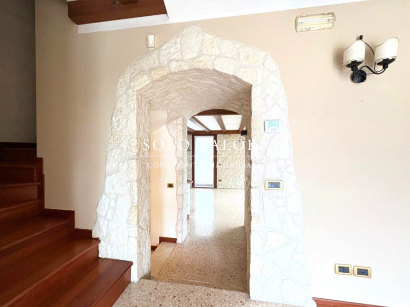 Rif. B485 – Loreggia

 Per informazioni: Marco 340 2242606

Elegante Bifamiliare di Ampia Metratu...