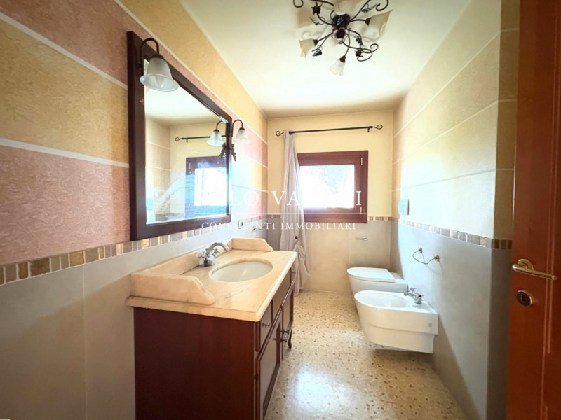 Rif. B485 – Loreggia

 Per informazioni: Marco 340 2242606

Elegante Bifamiliare di Ampia Metratu...