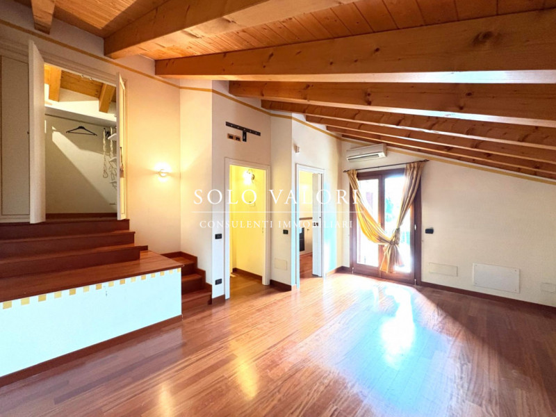 Rif. B485 – Loreggia

 Per informazioni: Marco 340 2242606

Elegante Bifamiliare di Ampia Metratu...