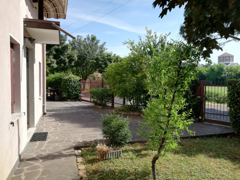**CASELLE DI SELVAZZANO – CASA SINGOLA CON DUE APPARTAMENTI INDIPENDENTI E GIARDINO PRIVATO**

Ne...