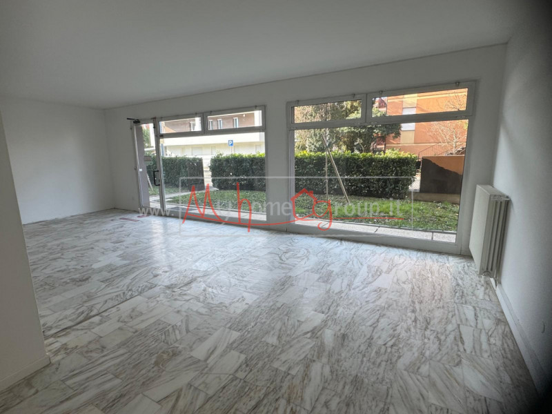 SARMEOLA di Rubano: Negozio al piano terra dagli ampi spazi, suddiviso in diversi locali, complet...