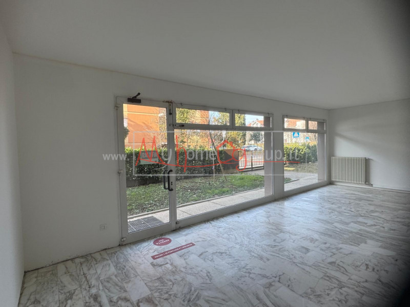 SARMEOLA di Rubano: Negozio al piano terra dagli ampi spazi, suddiviso in diversi locali, complet...