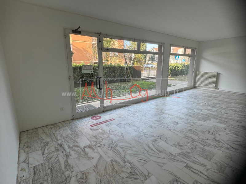 SARMEOLA di Rubano: Negozio al piano terra dagli ampi spazi, suddiviso in diversi locali, complet...