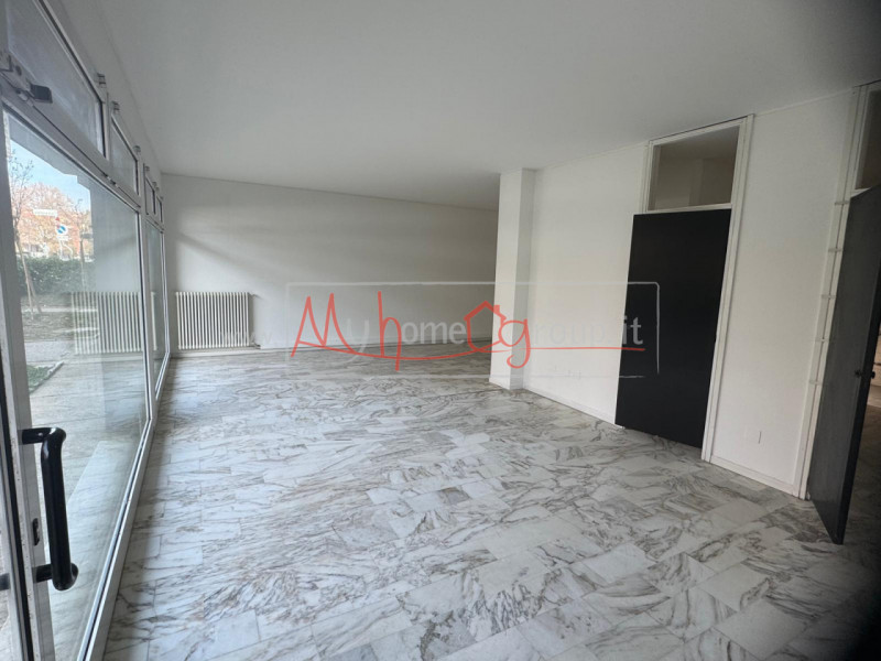 SARMEOLA di Rubano: Negozio al piano terra dagli ampi spazi, suddiviso in diversi locali, complet...